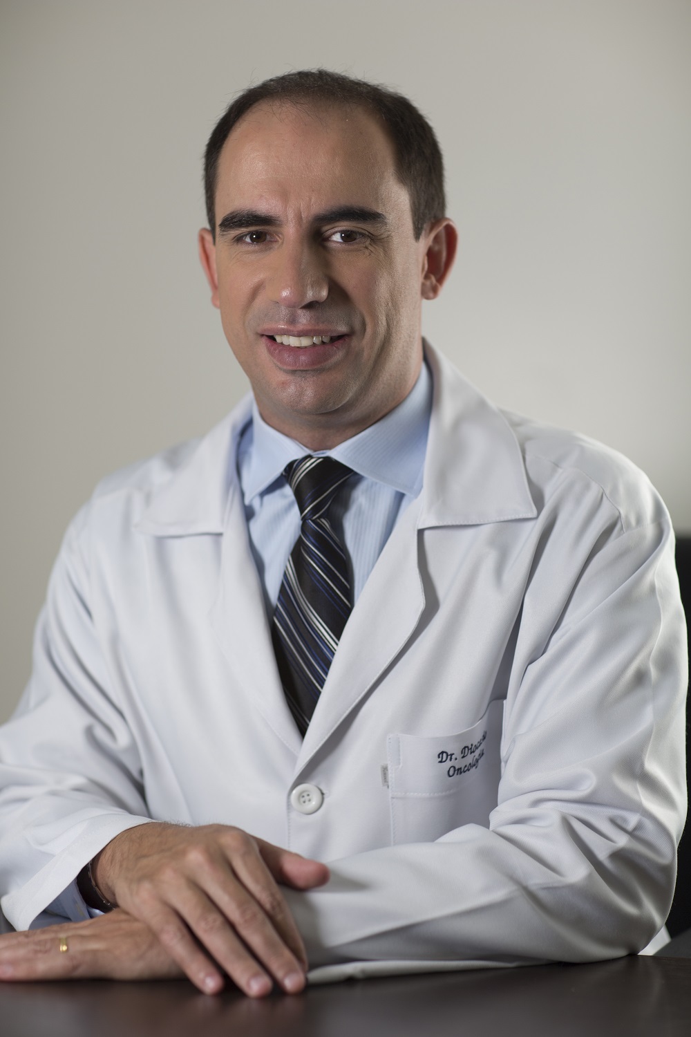 O médico oncologista do InORP/Grupo Oncoclínicas Diocésio Andrade explica que identificação precoce aumenta as chances de cura da doença (Foto: Divulgação)